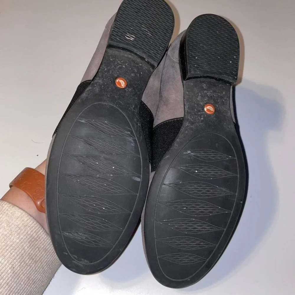 Clarks unstructured size 7.5‎ M suede loafers with a minimalist vibe